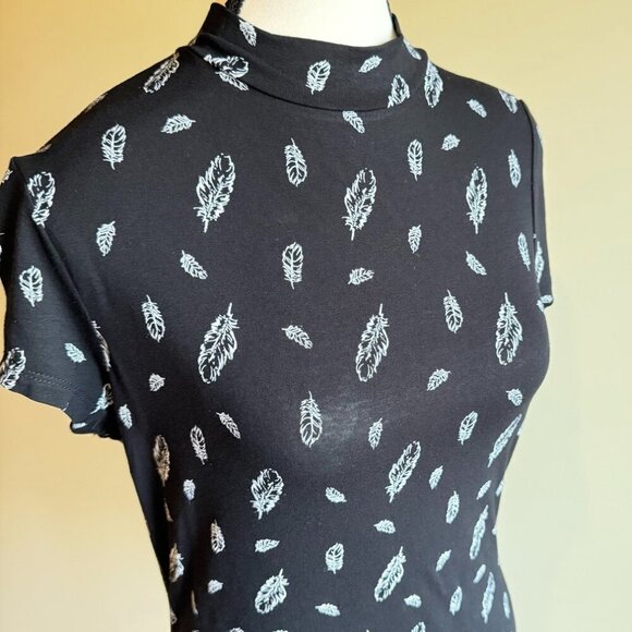 Reitmans Tops - Reitmans viscose top shirt short sleeved with feather print